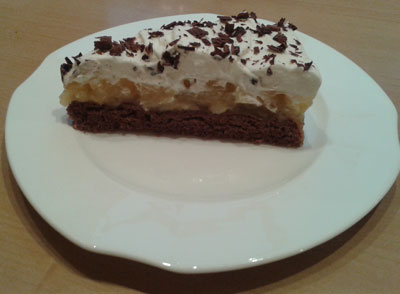 Apfeltorte mit Quark-Sahne-Haube mit dunklem Boden