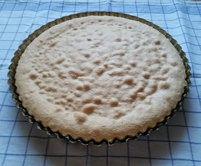 Obstboden direkt nach dem Backen noch in der Form