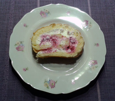 Bisquitrolle mit Himbeeren